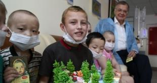 Сенатор Степан Жиряков привез подарки в клинику детской онкологии. Ноябрь 2014 года