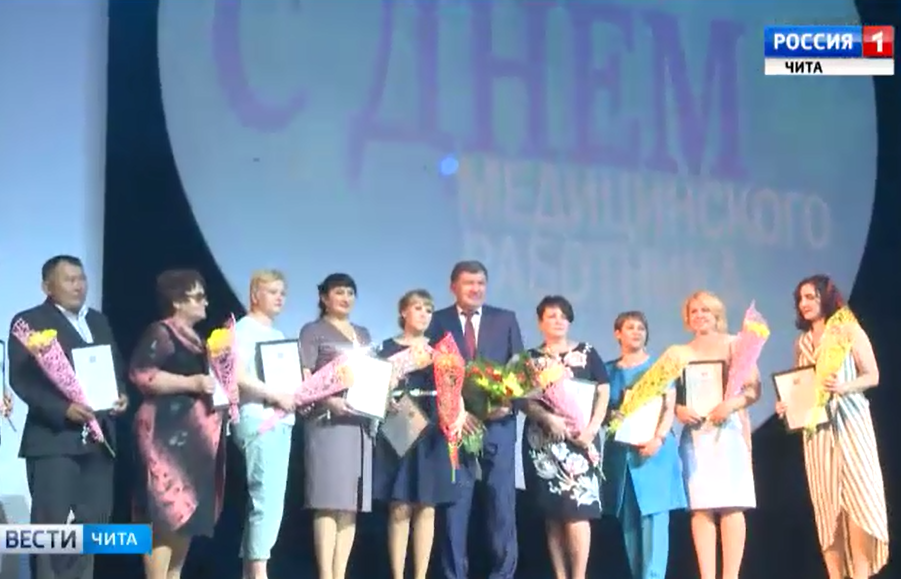 Глава парламента накануне Дня медицинского работника дарил коллегам цветы – сюжет ГТРК 