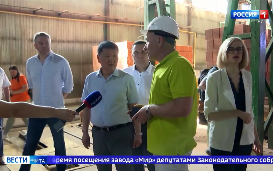 Депутаты посетили завод 